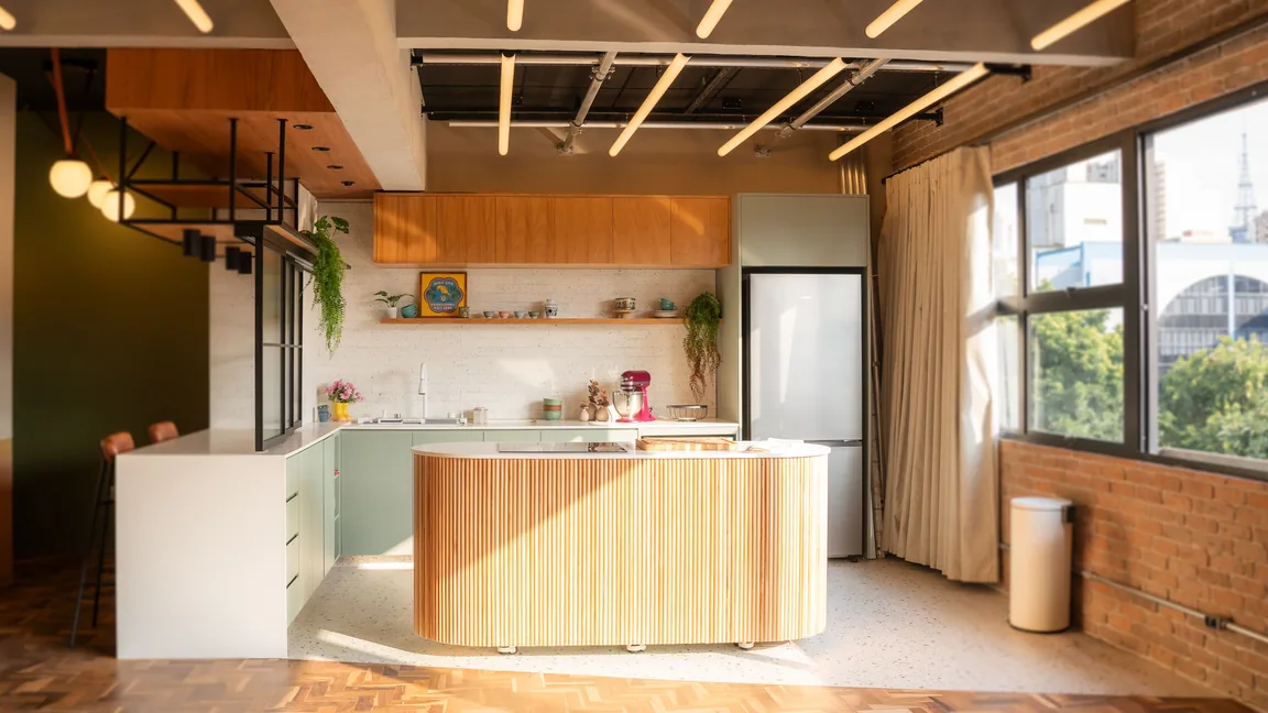 Cozinha do Espaço Híbrido com bancada e luz natural