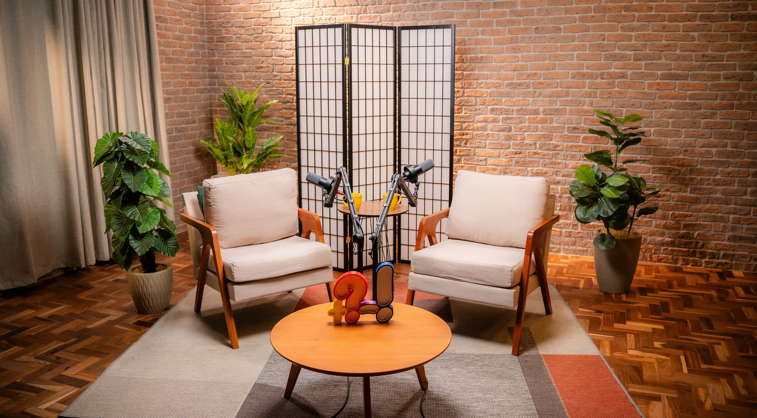PoltronaCast: poltronas e microfones prontos para gravar uma conversa