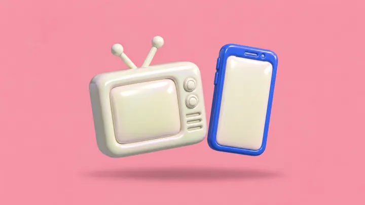 Uma TV retrô inflável creme ao lado de um celular vertical inflável azul, sobre fundo rosa.