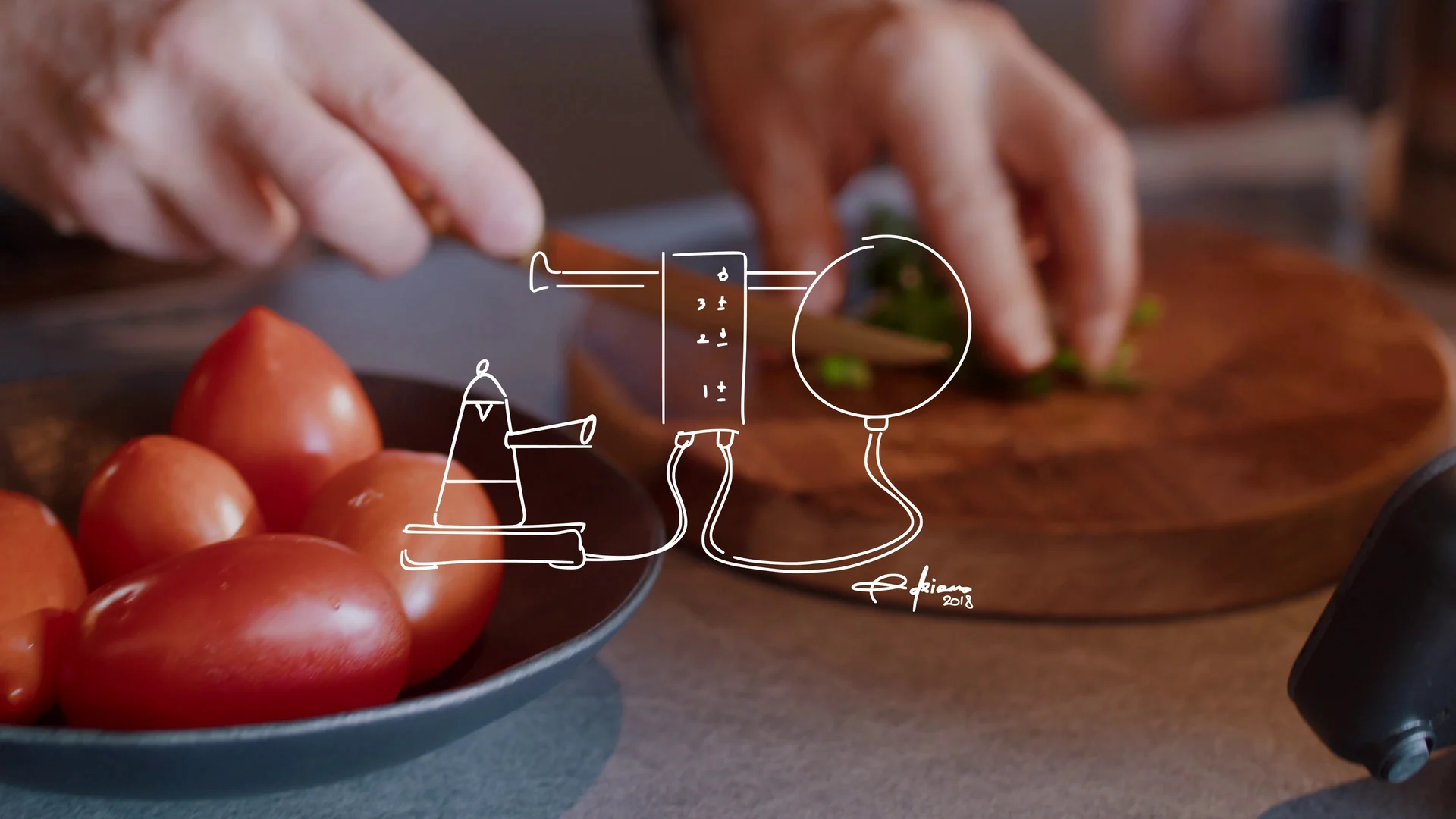 Mãos cortam ervas numa tábua de madeira ao lado de uma tigela de tomates, com um croqui branco do produto desenhado por cima.