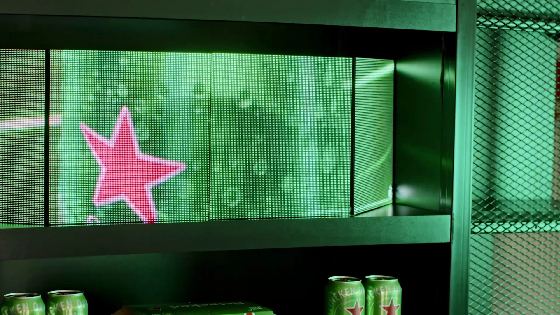 Módulos de LED verdes com a estrela da Heineken instalados em uma estação de ponto de venda.