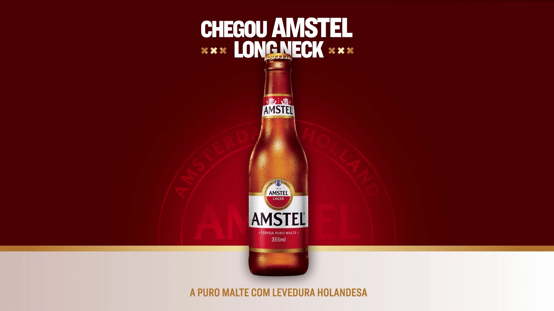 Garrafa Amstel Long Neck centralizada sobre fundo vermelho, com a frase 'Chegou Amstel Long Neck' acima