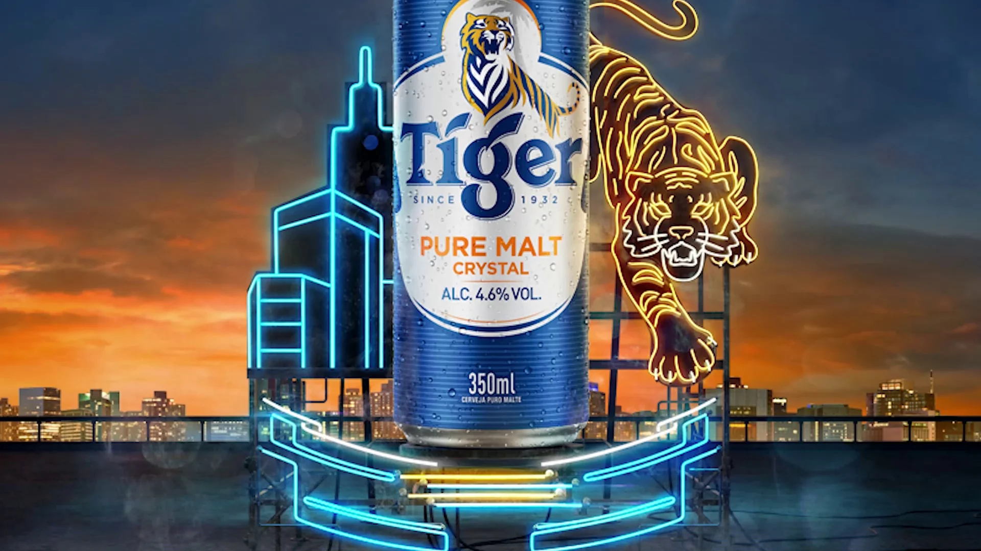 Lata Tiger em primeiro plano diante de uma cidade ao pôr do sol, com um tigre em neon escalando