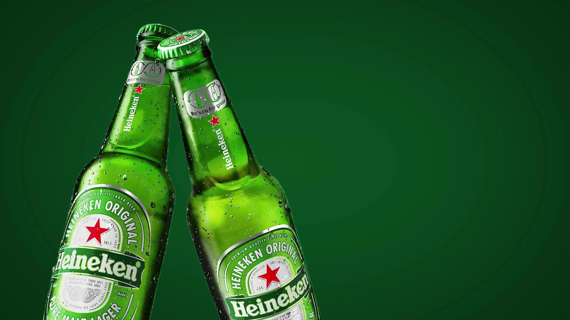 Duas garrafas Heineken brindando sobre fundo verde-escuro