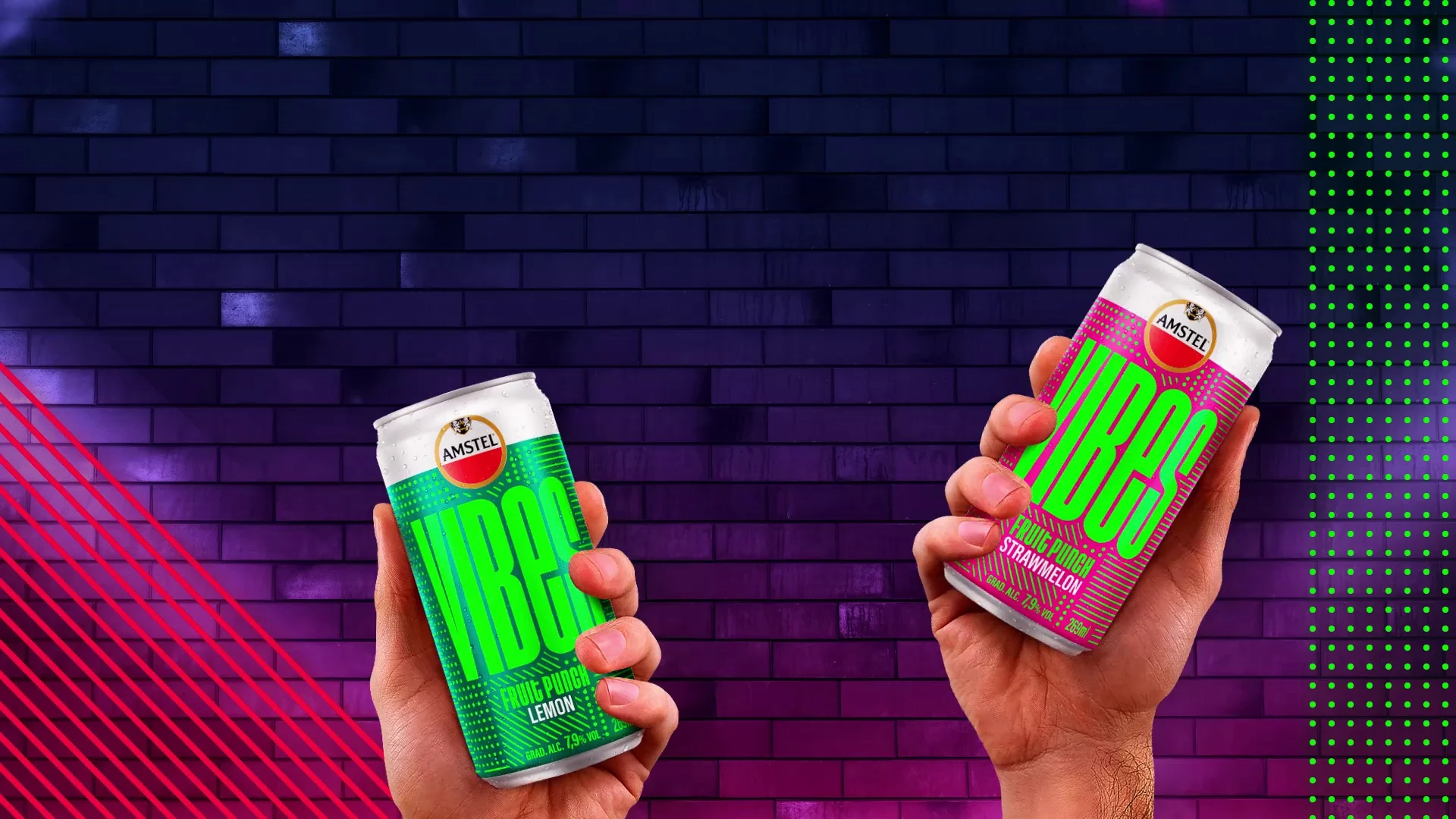 Duas mãos seguram latas Amstel Vibes, uma verde e uma rosa, sobre parede de tijolos em neon roxo e rosa