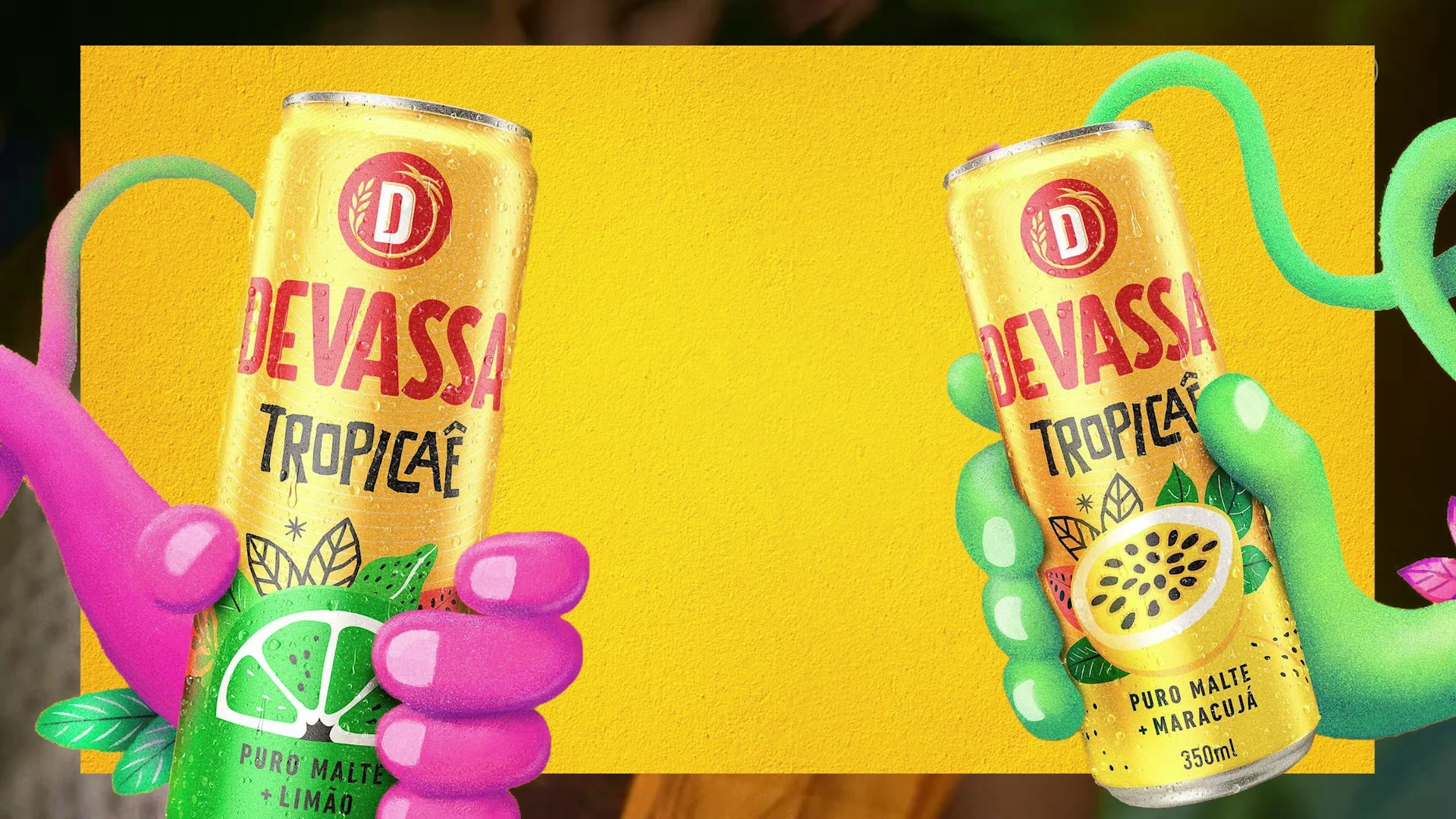 Duas latas Devassa Tropicaê seguradas por mãos de motion 3D, uma rosa e uma verde, sobre fundo amarelo