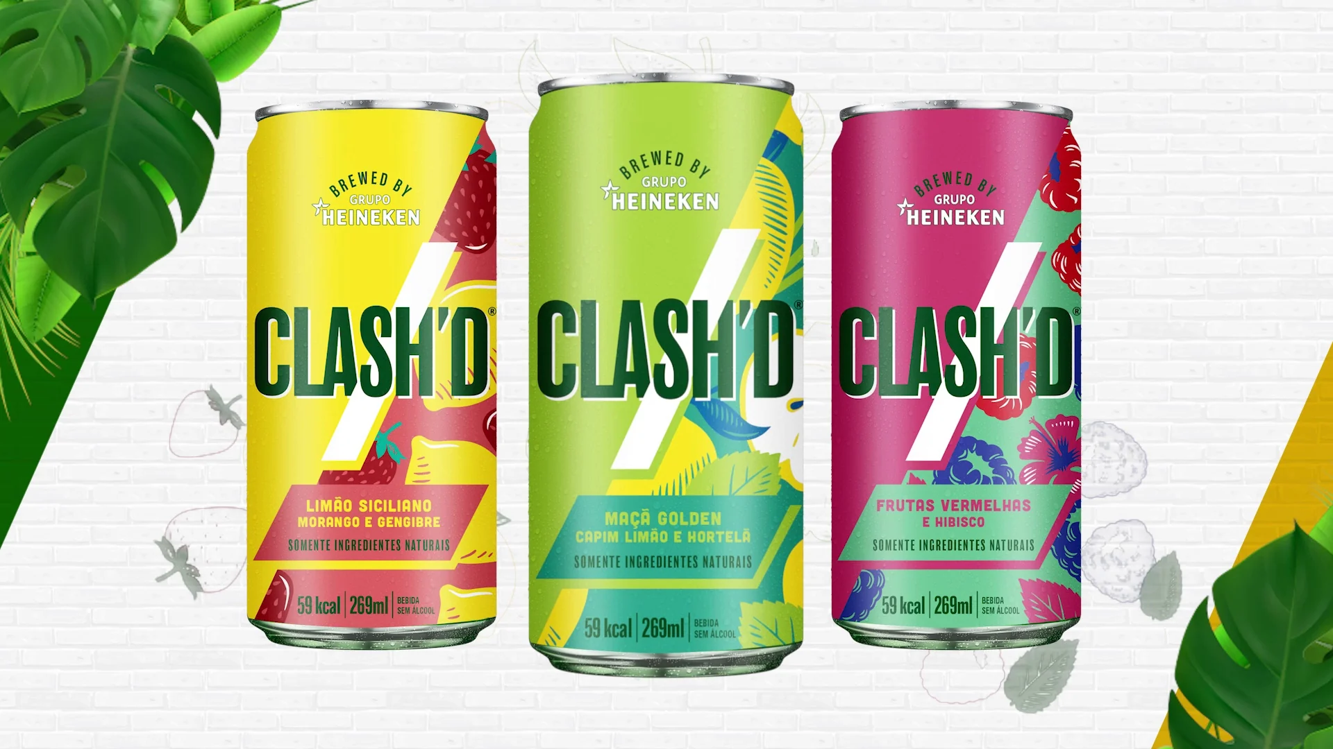 Três latas de Clash'd lado a lado sobre fundo branco com folhagem de monstera nos cantos