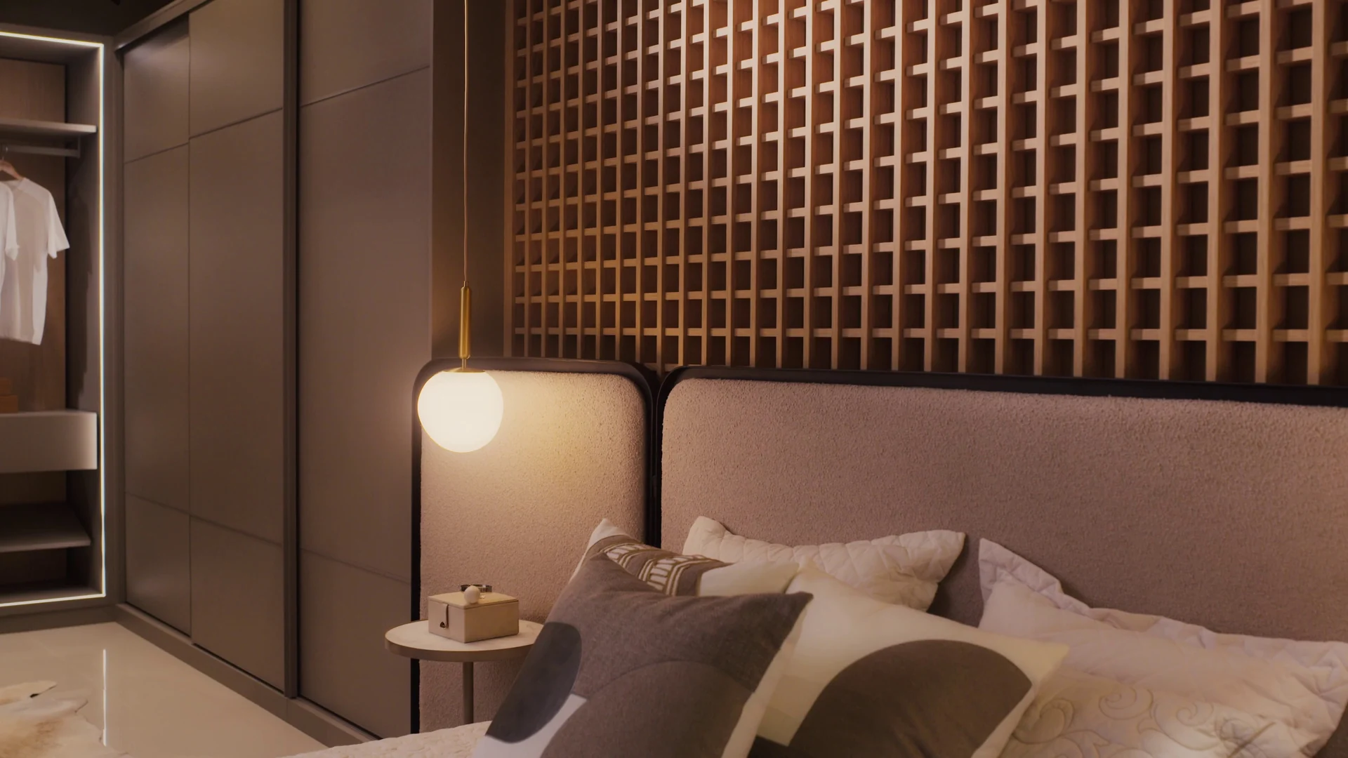 Quarto com cabeceira estofada, painel de madeira em treliça, luminária pendente em globo e closet com portas de vidro ao fundo.