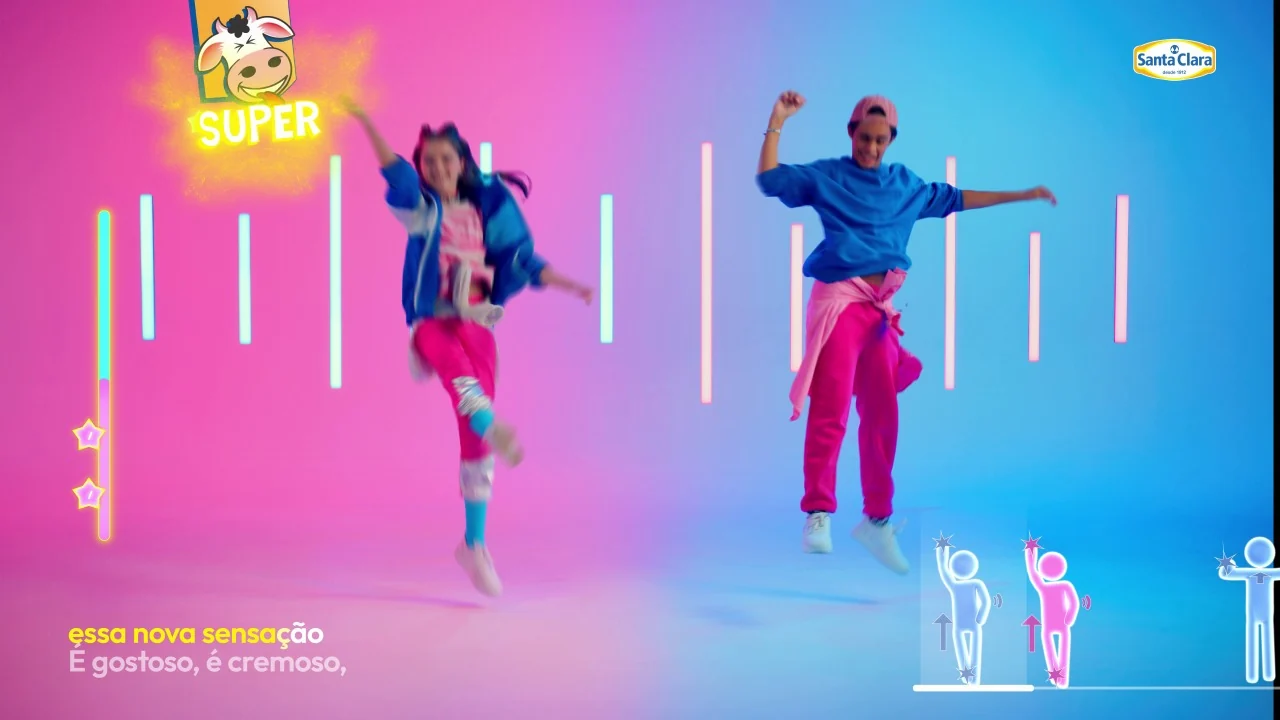 Os dois atores saltam na coreografia enquanto um selo Super brilha no alto da tela.