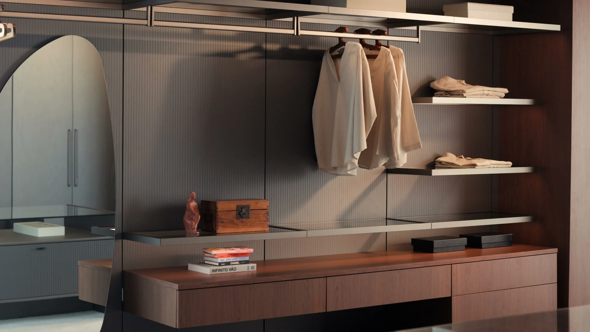 Closet planejado com espelho oval, prateleiras de madeira e camisas penduradas em cabides.