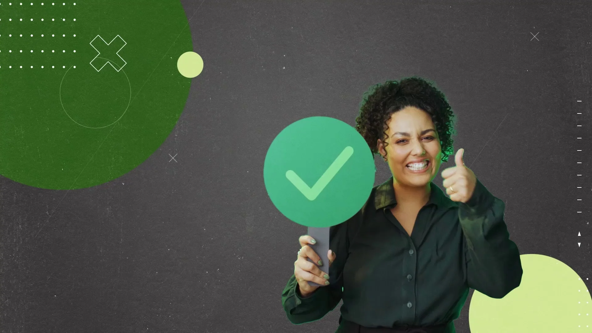 A mesma apresentadora sorri com uma placa verde de aprovado e o polegar para cima, sobre fundo grafite com círculos verdes.