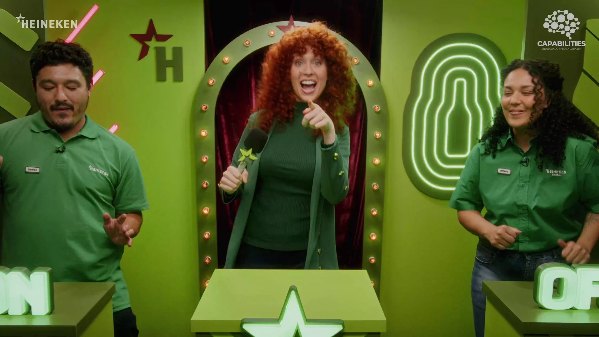 No estúdio verde do Heineken Game Show, a apresentadora de cabelo ruivo cacheado fala ao microfone em forma de estrela entre os dois participantes, atrás de púlpitos iluminados com as palavras ON e OFF.